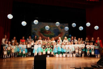 Wręczenie upominków, podziękowań i dyplomów za udział w Konkursie Piosenki Ekologicznej EkoHity dla Planety