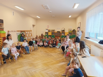 Przedszkolaki podczas spotkania z opiekunem zwierząt z TOZ i rozmowa o właściwej opiece nad zwierzetami