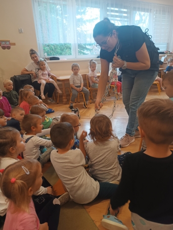 Opowiadanie przedstawiciela TOZ o właściwej opiece nad zwierzętami