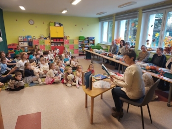 Czytanie misiowych bajek przez członków Dyskusyjnego Klubu Ksiązki