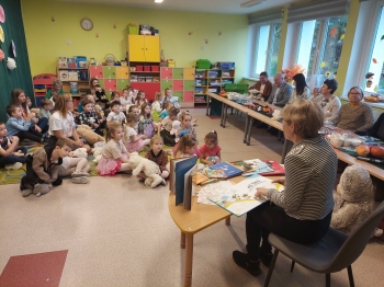 Przedszkolaki podczas czytania misiowych bajeczek