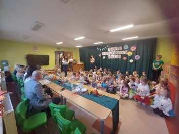 Dzień Pluszowego Misia w przedszkolu z zaproszonymi gośćmi i biblioteką