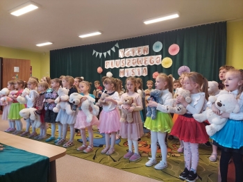 Przedszkolaki z grup starszych podczas występu w Dniu Pluszowego Misia