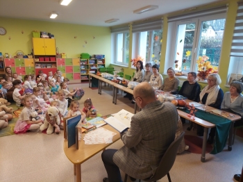 Słuchanie misiowych bajek czytanych przez zaproszonych gości