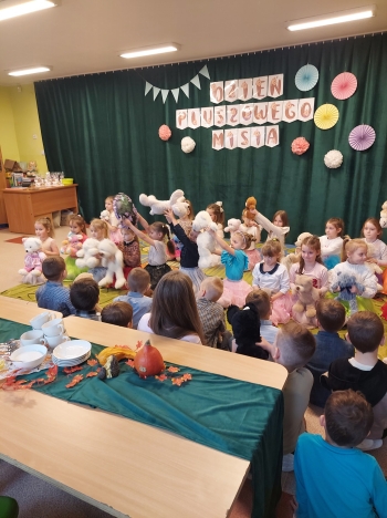 Występ dziewczynek z grupy Biedronki i Pszczółki podczas Dnia Pluszowego Misia