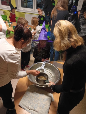 Lanie wosku przez dzieci z grupy Biedronki