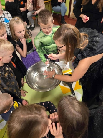 Lanie wosku wśród dzieci z grupy Pszczółki