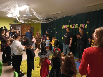 Rodzice z grupy Biedronek podczas wspólnej  Zabawy Andrzejkowej