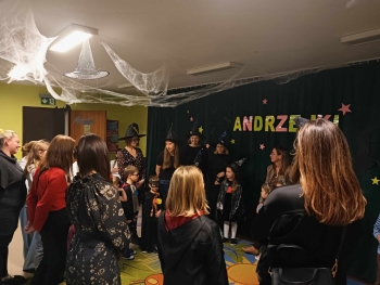 Rodzice z grupy Biedronek podczas wspólnej zabawy