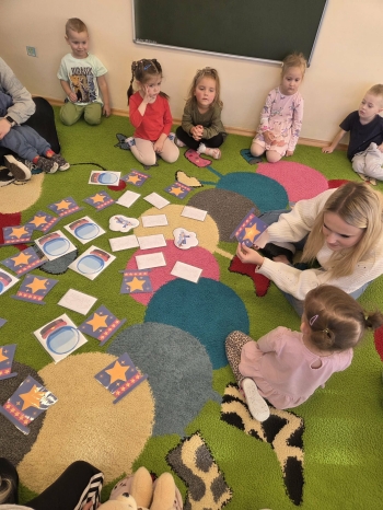 Wróżby i zabawy w grupie dzieci młodszych