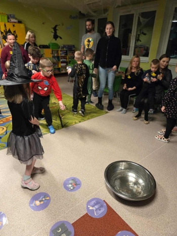 Wróżby z rodzicami w grupie Pszczółki podczas Zabawy Andrzejkowej