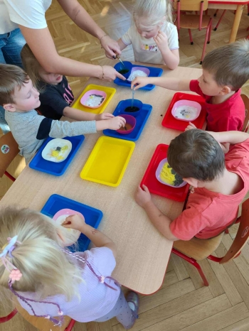 Wspólne czarowanie w grupie Żabek