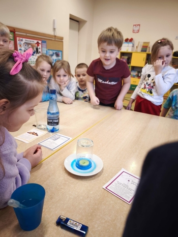Zabawy z ekserymentami wśród dziecic z grupy Motylki
