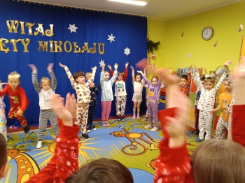 Przedszkolaki podczas wspólnych zabaw w przedszkolu przed nocowaniem