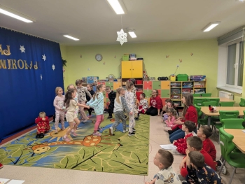 Przedszkolaki przed nocowanką w przedszkolu