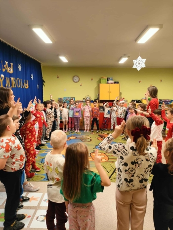 W oczekiwaniu an Świętego Mikołaja - starszaki przed nocowanką w przedszkolu