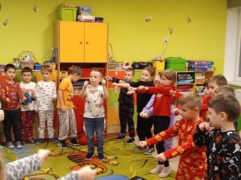 Wspólne zabawy dzieci w przedszkolu w oczekiwaniu na Świętego Mikołaja