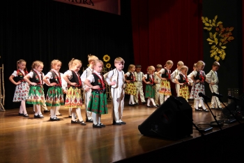 Przedszkolaki z koła tanecznego podczas przeglądu Spotkań Artystycznych Klubu Seniora