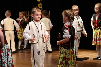 Przedszkolaki z koła tanecznego podczas występu