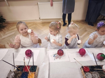 Koło plastyczne podczas zajęć warsztatowych ze zdobienia bombek