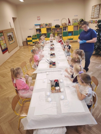 Przedszkolaki z koła plastycznego podczas warsztatów ze zdobienia bombek