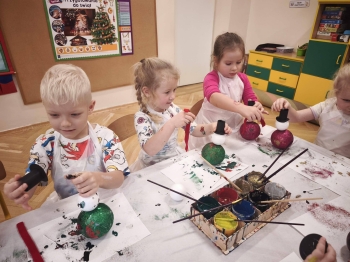 Przedszkolaki z koła plastycznego podczas zdobienia bombek