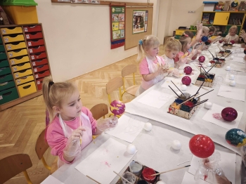 Przedszkolaki z koła plastycznego w ramach projektu SmartPrzedszkolaki podczas warsztatów