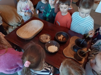 Przedszkolaki podczas wycieczki do Piernikarni Śląskiej w Niemczy