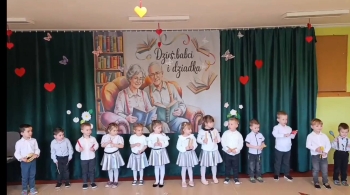 Przedszkolaki z grupy Jeżyki podczas występu z okazji Dnia Babci i Dziadka
