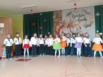 Przedszkolaki z grupy Pszczółki podczas występu z okazji Dnia Babci i Dziadka