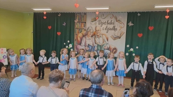 Przedszkolaki z grupy Żabki podczas występu z okazji Dnia Babci i Dziadka