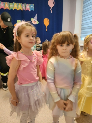 Przedszkolaki podczas balu karnawałowego w przedszkolu