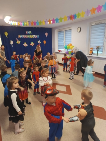 Dzieci z grup najmłodszych podczas balu karnawałowego