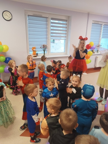 Przedszkolaki podczas wspólnych zabaw na balu karnawałowym