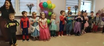 Przedszkolaki z grup młodszych podczas balu karnawałowego