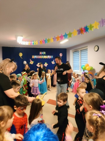 Przedszkolaki z grup starszych podczas baalu karnawałowego