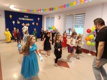 Przedszkolaki z grupy Biedronki podczas zabawy kaarnawałowej