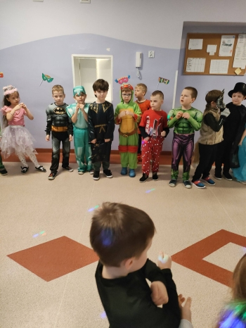 Zabawa karnawałowa  dzieci z grup starszych