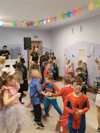 Zabawy przedszkolaków podczas balu karawałowego