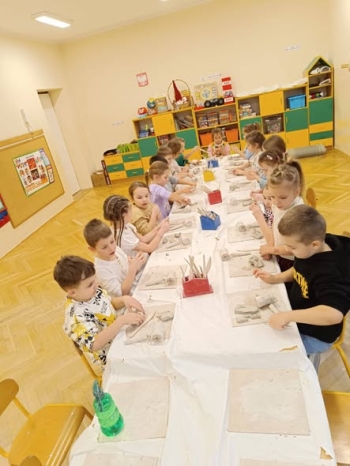 Przedszkolaki podczas warsztatów gliniarskich w przedszkolu