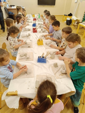 Przedszkolaki lepią z gliny podczas warsztatów