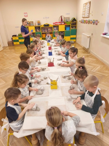 Przedszkolaki w trakcie warsztatów lepienia z gliny