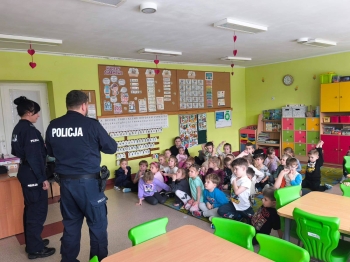 Prelekcja policji dotycząca Bezpiecznych ferii w przedszkolu