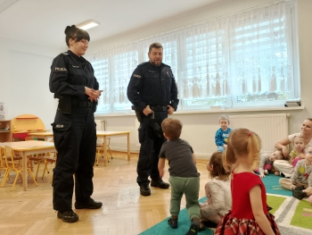Bezpieczne ferie pogadanka policji wśród dzieci z grup młodszych
