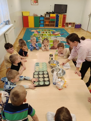 Pieczenie muffinek podczas zajęć pt. Kulinarna matematyka