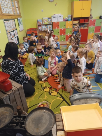 Przedszkolaki podczas zajęć - Matematyka wokół nas -świat do odkrycia