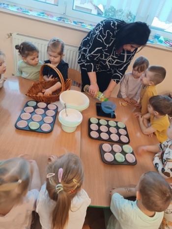 Przedszkolaki podczas zajęć Kulinarn matematyka
