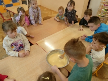 Przedszkolaki z grupy Myszki pieką babeczki