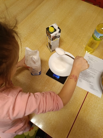 Odważaie składników na babeczki