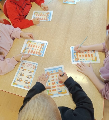 Rozwiązywanie kart pracy podczas zajęć kulinarnych